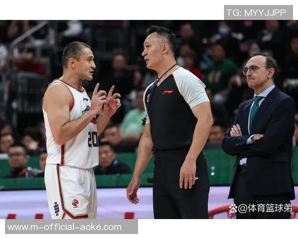 总决赛第三战火药味弥漫,辽宁球员与四川球迷激情碰撞引发激烈冲突 总决赛第三战火药味弥漫,辽宁球员与四川球迷激情碰撞引发激烈冲突